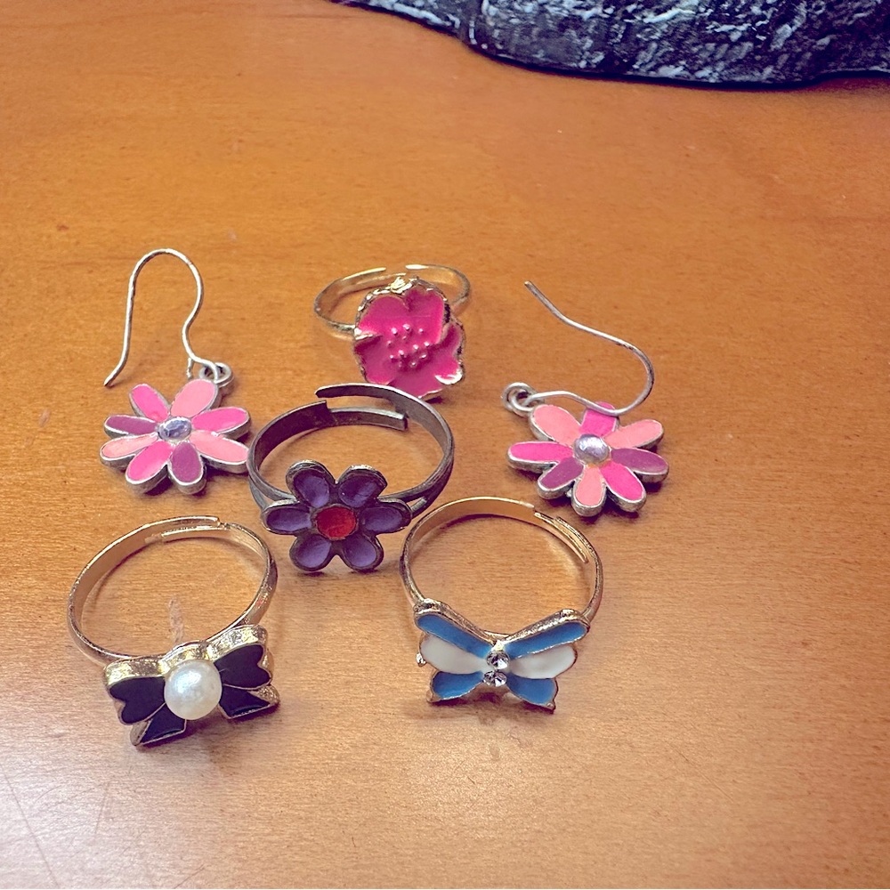 Set of 4 adjustable rings size 4 plus pair of dangle flowers earrings